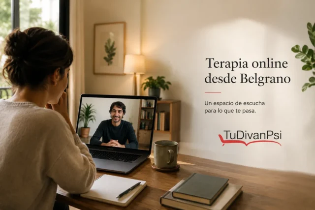 Mujer realizando terapia online desde Belgrano por videollamada con psicólogo de TuDivanPsi, en un espacio cálido de escucha y reflexión.